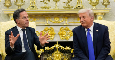 Copertina di Trump convoca Rutte e lo striglia. Poi minaccia: “La Nato non ci ha aiutati, ricordate la Groenlandia”. Il segretario lo elogia: “Ammiro la sua leadership”