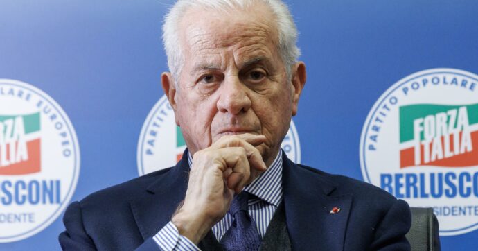 Nuove accuse contro Scajola, indebita percezione di erogazioni pubbliche e falso: al centro i soldi del Pnrr per un biodigestore