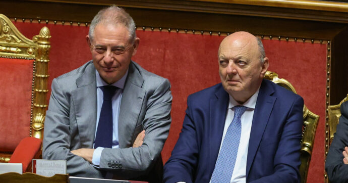 Carburanti, prezzi giù col contagocce (e non ovunque) nonostante le “raccomandazioni” di Urso. Pichetto: “Tagliare le accise vuol dire tassare tutti”