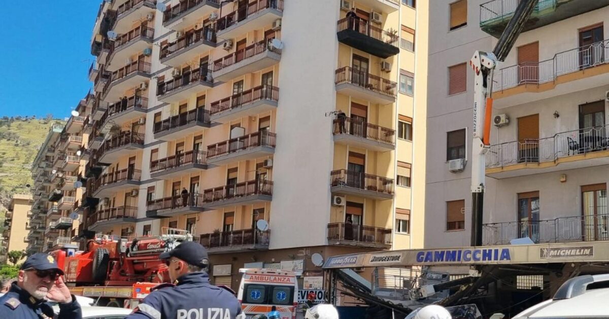 si ribalta il carrello e si spezza il braccio della gru due operai morti a palermo da Ilfattoquotidiano.it si ribalta il carrello e si spezza il braccio della gru due operai morti a palermo