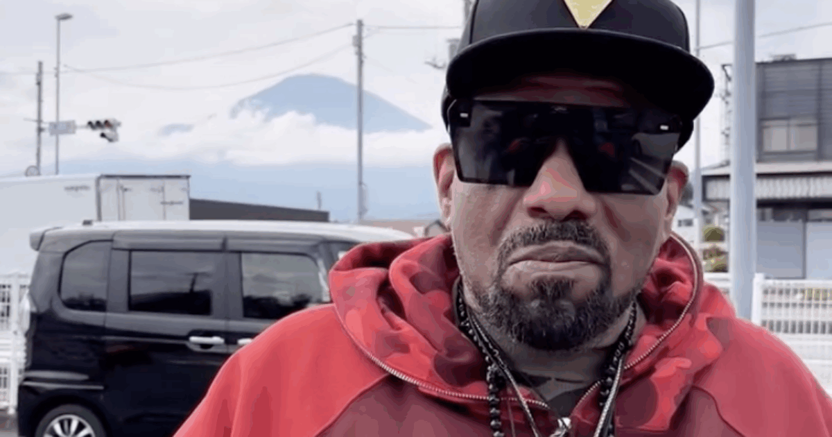 Afrika Bambaataa è morto di cancro alla prostata, pioniere dell’hip hop e dell’elettronica con il motto “pace, amore, unità e divertimento”. Il lento declino dopo le accuse di abusi sessuali