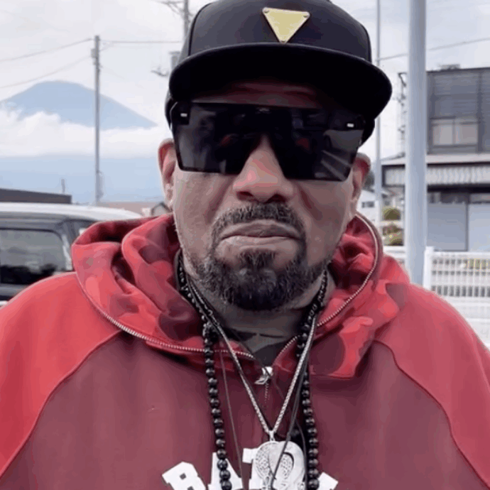 Afrika Bambaataa è morto di cancro alla prostata, pioniere dell’hip hop e dell’elettronica con il motto “pace, amore, unità e divertimento”. Il lento declino dopo le accuse di abusi sessuali