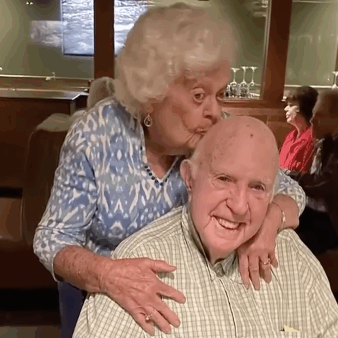 “Nessuno dei due avrebbe voluto vivere senza l’altro”: coppia sposata da 70 anni muore a 9 ore di distanza l’uno dall’altro. La figlia commossa: “Amavano stare insieme”