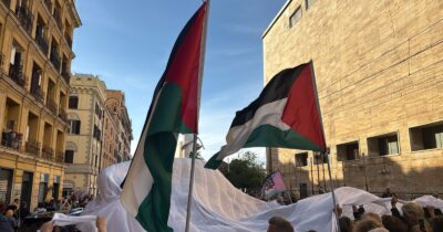 Copertina di Venticinque metri di sudario per Gaza attraversa le vie di Roma: l’iniziativa per non dimenticare i 18mila bambini uccisi – Video