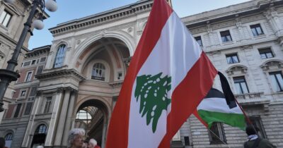 Copertina di A Milano presidio contro i raid israeliani in Libano: “Governo italiano complice, i soldi sono più importanti degli esseri umani”