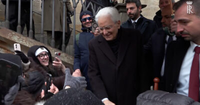 Copertina di Mattarella passeggia a Praga sotto la neve, gli studenti lo incontrano e intonano l’Inno di Mameli – Video