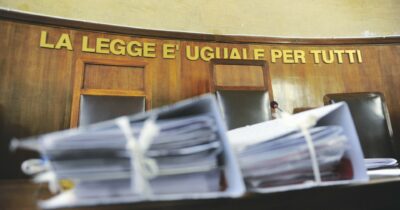 Copertina di Smacco ai pm: due Comuni non sono parte civile in aula