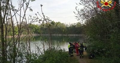 Copertina di Trovato il cadavere di un uomo dentro un’auto precipitata in un laghetto a Nerviano nel Milanese