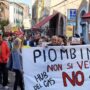 Copertina di Piombino, corteo contro il rigassificatore: “Smentite le rassicurazioni del governo. Ora con la guerra la città è diventata un obiettivo sensibile”