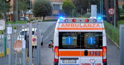 Copertina di Piomba con l’auto sui passanti: diversi feriti. Poi fugge e accoltella chi cerca di fermarlo