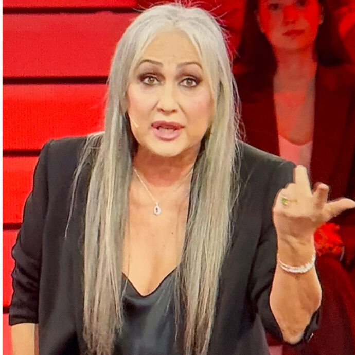 “A volte l’importante è tacere!”: ad “Amici 25” Emanuel Lo bacchetta Alessandra Celentano. La maestra risponde piccata: “Ma assolutamente no, perché?”