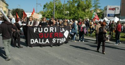Copertina di Piombino, corteo contro il rigassificatore: “Smentite le rassicurazioni del governo. Ora con la guerra la città è un obiettivo sensibile”