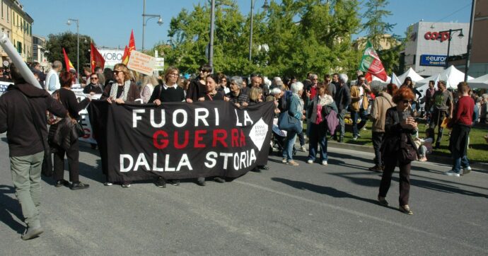 Piombino, corteo contro il rigassificatore: “Smentite le rassicurazioni del governo. Ora con la guerra la città è un obiettivo sensibile”