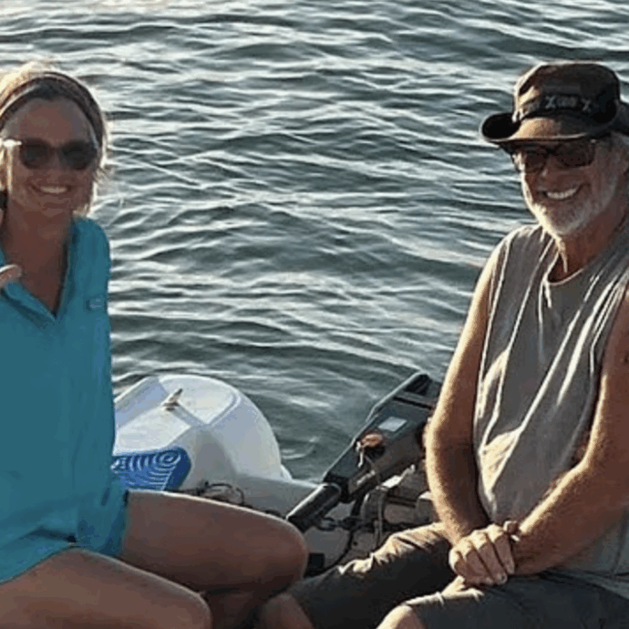 “Eravamo ubriachi, avrei dovuto capirlo. Quando lei è caduta in acqua in vento era fortissimo”: 55enne scompare durante una gita in gommone, indagato il marito