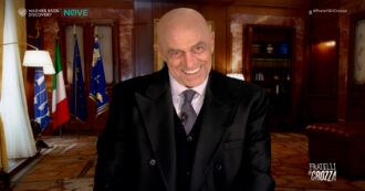 Copertina di Crozza-Crosetto e l’analisi sullo scenario internazionale: “Noi non dobbiamo rompere il ca**o agli americani, possiamo solo boicottargli i mondiali di calcio”