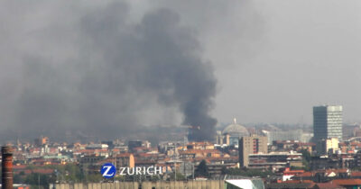 Copertina di Vasto incendio vicino al San Raffaele: a fuoco la ricicleria di via Olgettina. Alta colonna di fumo su Milano – Video