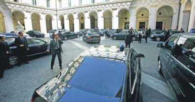 Copertina di Palazzo Chigi lucida  le auto blu: 50mila euro di autolavaggio