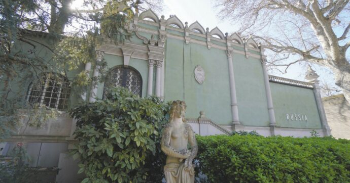 Biennale, lavoratori in sciopero l’8 maggio. Diktat dell’Ue: stop ai russi o niente fondi