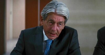 Copertina di John Nolan morto a 87 anni: è stato volto di “Batman” e della serie “Person of Interest”