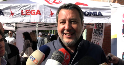 Copertina di Salvini attacca Zelensky per difendere Orban: “Minacciare di morte è volgare e disgustoso. Lo stiamo riempiendo di soldi”