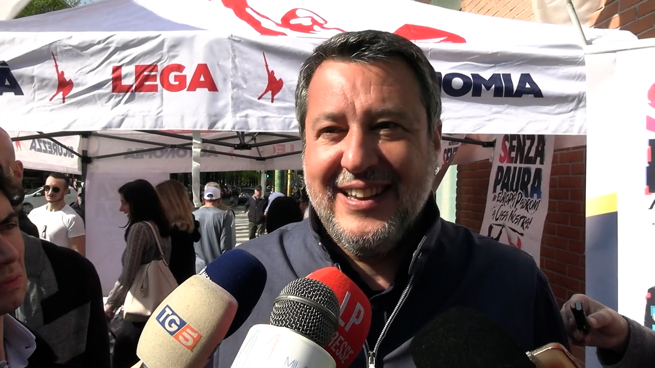 Salvini attacca Zelensky per difendere Orban: “Minacciare di morte è volgare e disgustoso. Lo stiamo riempiendo di soldi”
