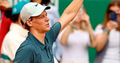 Copertina di Sinner si prende tutto: batte Alcaraz, vince Montecarlo e torna numero 1 al mondo. Finisce 7-6, 6-3