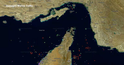 Copertina di Stretto di Hormuz, il traffico marittimo al minimo nonostante la tregua: le immagini in time-lapse