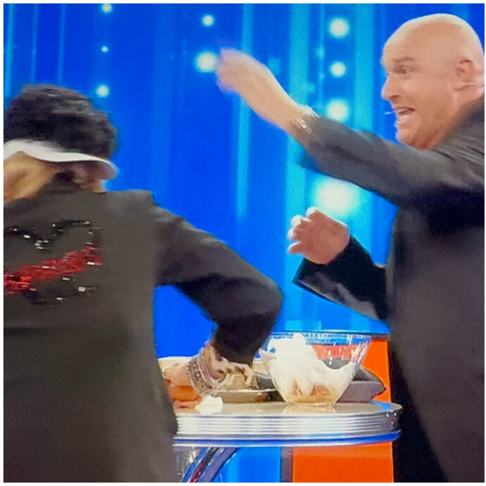 “Posso spaccarle l’uovo in testa?”: Rudy Zerbi prende di mira Anna Pettinelli ad Amici 25. La professoressa lo rincorre e gli lancia le uova. Berti batte Spollon