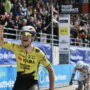 Copertina di L’eterno secondo batte il marziano: Wout Van Aert re della Parigi-Roubaix delle forature, Pogacar beffato