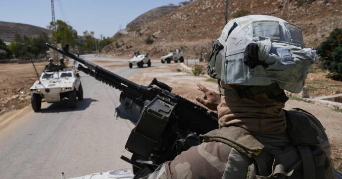 Falliti i negoziati Usa-Iran, Trump minaccia il blocco di Hormuz. Mezzo italiano Unifil speronato da Israele nel sud del Libano