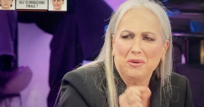 Copertina di Alessandra Celentano si commuove e spiazza tutti: “Penso che Amici 25 sia uno spettacolo meraviglioso, quanta passione sia da parte nostra che da tutti quelli che lavorano qui”