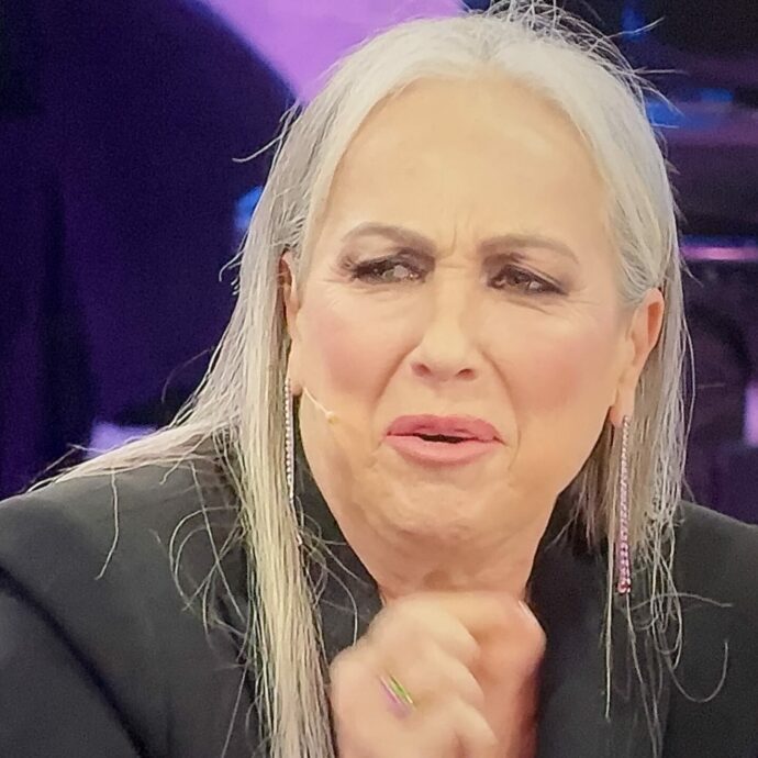 Alessandra Celentano si commuove e spiazza tutti: “Penso che Amici 25 sia uno spettacolo meraviglioso, quanta passione sia da parte nostra che da tutti quelli che lavorano qui”