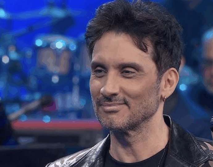 “Tendo a essere autodistruttivo ma a un certo punto ho smesso. Forse per paura della morte, di andarmene troppo presto. Mi ha aiutato anche essere diventato papà”: così Fabrizio Moro