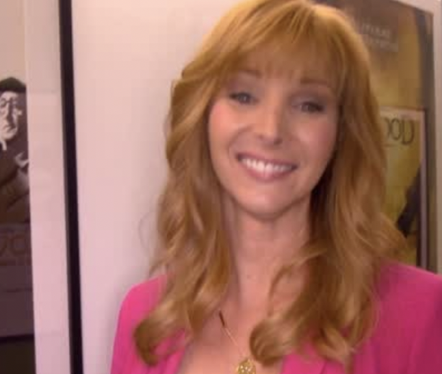“Tornare al lavoro dieci giorni dopo il parto? È stato folle. Avevo appena avuto un figlio ed ero già in riunione”: Lisa Kudrow racconta