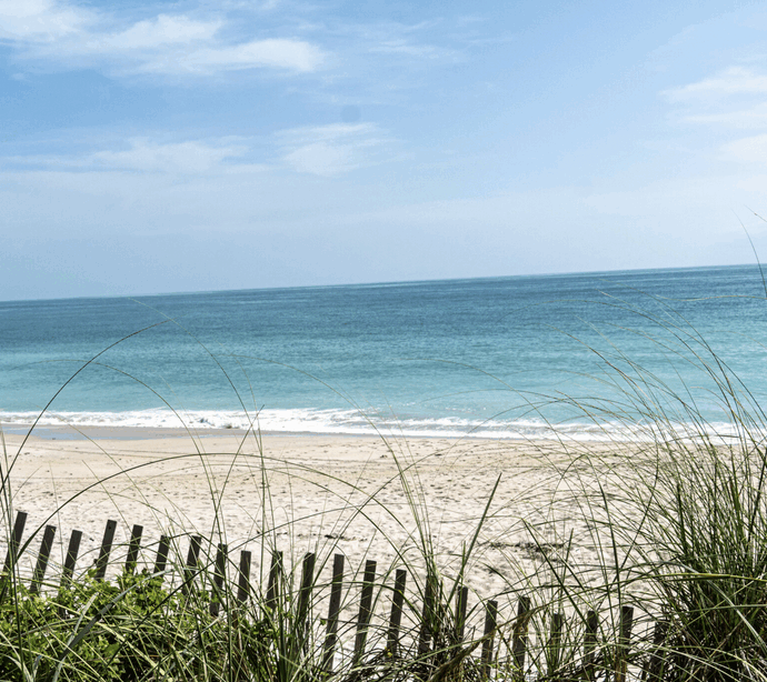 Passeggia sul lungomare quando sente gridare ‘aiuto’: riesce a salvare un uomo che risulta essere ricercato per un duplice omicidio appena commesso. Lui scappa, l’allarme della polizia