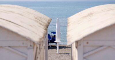 Copertina di Qui Castellaneta, dove comanda il partito trasversale dei balneari. Il sindaco che voleva le spiagge libere: “Ho dovuto cedere”