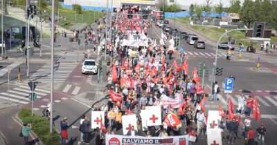 Copertina di A Milano diecimila in corteo a difesa della sanità pubblica: “In Lombardia consegnano la salute ai privati. Da Meloni solo parole, i soldi per le armi ci sono”