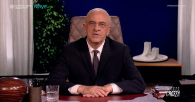 Copertina di Crozza torna nei panni di De Luca “esperto” di politica internazionale: “I petardomani e i rincoglioniti col casco in confronto a Trump sono il fratello intelligente di Einstein”