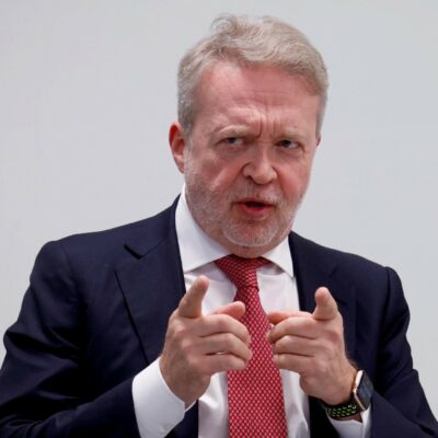 Copertina di Garante della Privacy tra indagini e scandali, ma i commissari insultano e si tengono le poltrone