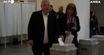 Copertina di Ungheria al voto, Orban e Mgyar votano a Budapest: le immagini dei due leader ai seggi