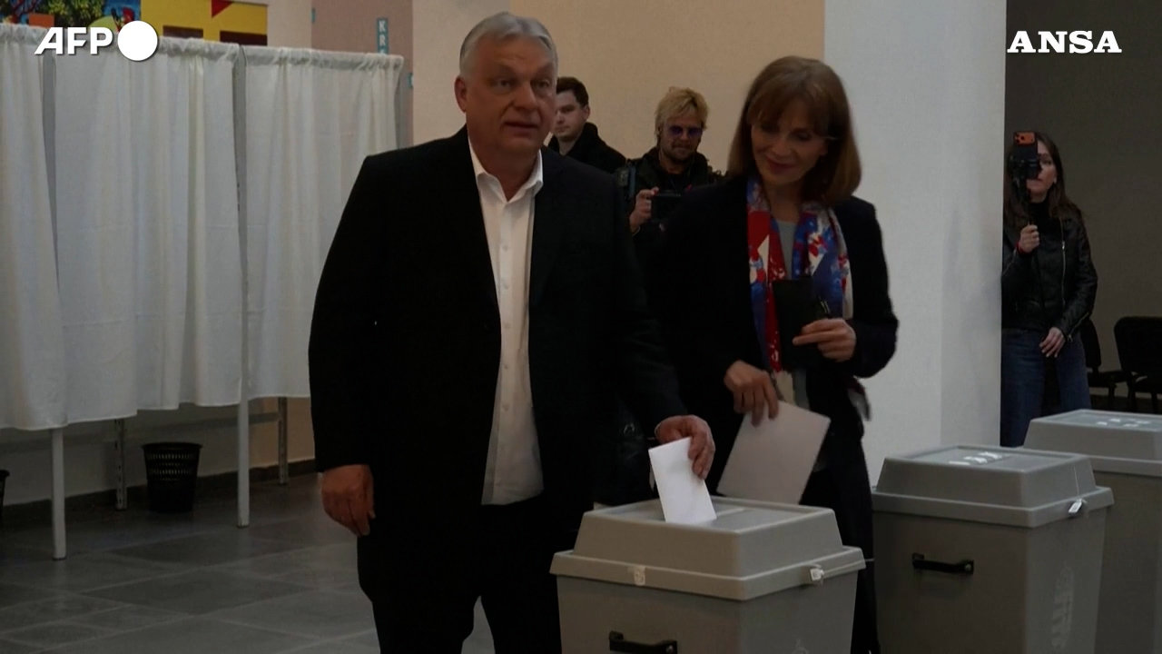 Ungheria al voto, Orban e Mgyar votano a Budapest: le immagini dei due leader ai seggi