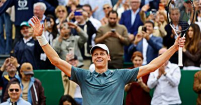 Copertina di Sinner si prende tutto: batte Alcaraz, conquista Montecarlo e torna numero 1 al mondo. “Finalmente vinco anche sulla terra”