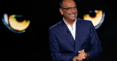 Copertina di Carlo Conti: “Io bisessuale? Ho solo un’idea fissa in testa. Non sono curioso, mi sono sempre trovato bene lì. Ero un po’ birbante, una volta ho gestito due fidanzatine”