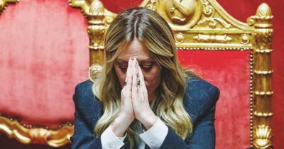 Copertina di Scontro Casa Bianca-Vaticano: Meloni prima tace, ma poi arriva la “condanna”. Pd e 5S: “Grave per una cristiana”