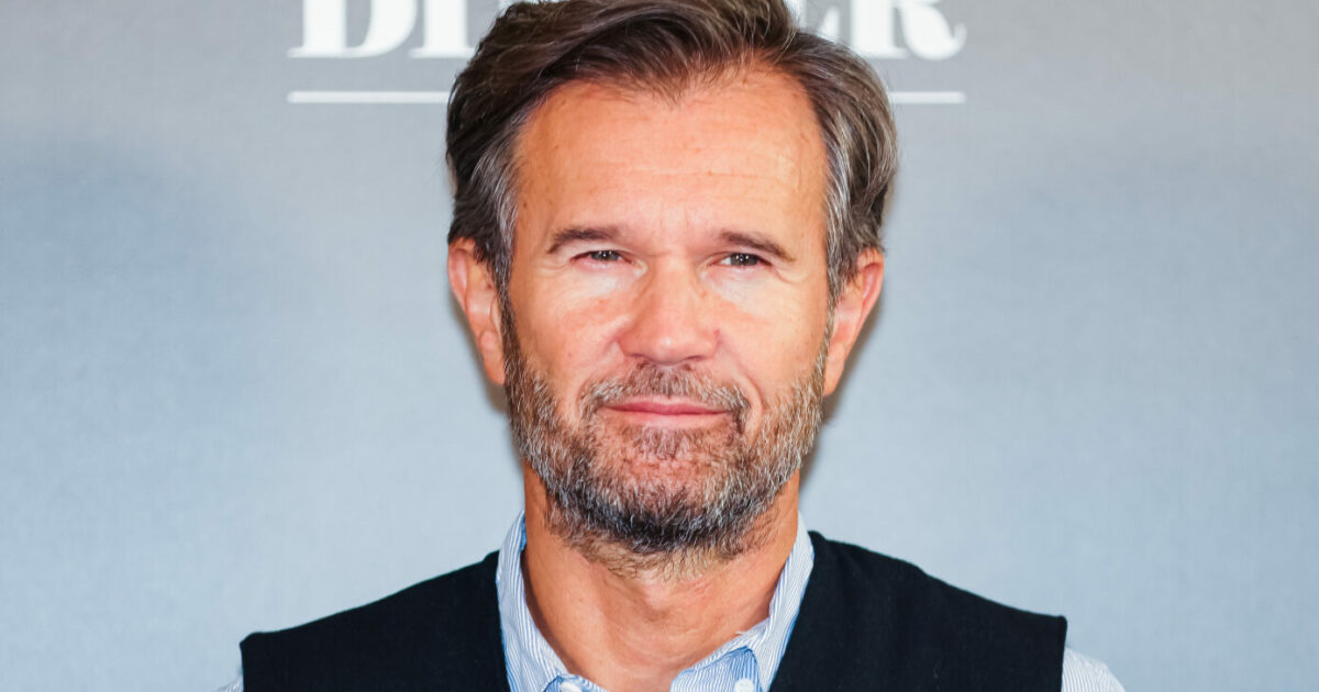 “Il rincaro dei vini? La formula del mezzo bicchiere si fa ogni tanto. È un bicchiere in due e quindi funziona, perché magari i clienti dicono ‘ma sì dai, mezzo bicchiere possiamo permettercelo'”: parla Carlo Cracco