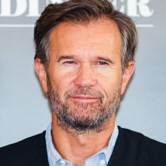 “Il rincaro dei vini? La formula del mezzo bicchiere si fa ogni tanto. È un bicchiere in due e quindi funziona, perché magari i clienti dicono ‘ma sì dai, mezzo bicchiere possiamo permettercelo'”: parla Carlo Cracco