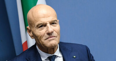 Copertina di L’ad di Eni Descalzi chiede all’Ue di riaprire al gas russo nella settimana in cui Meloni riceve Zelensky (che vuole la linea dura)