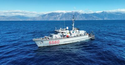 Copertina di Trump chiede navi dragamine agli alleati per Hormuz: la nuova grana di Meloni. M5s: “Venga in Aula, non può obbedire all’ordine”