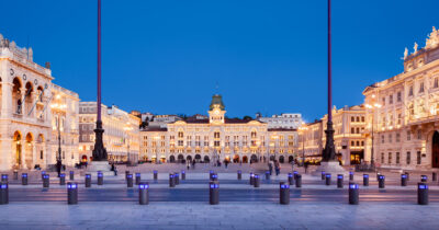 Copertina di Un weekend nella Trieste meno scontata: tra caffè storici, mostre di moda, pranzi al mare e il rito del buffet. L’itinerario perfetto per i ponti di primavera