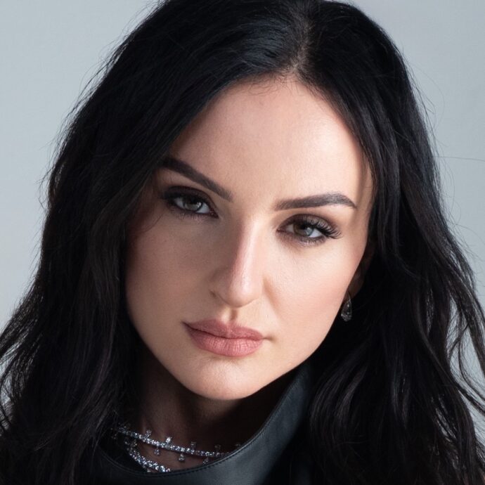 Arisa: “La mia favola è una persona che ami le mutande rotte, mi veda in pigiama e dica: ‘Wow, che bambola!’. Il tradimento non lo tollero, se accade ti taglio fuori”